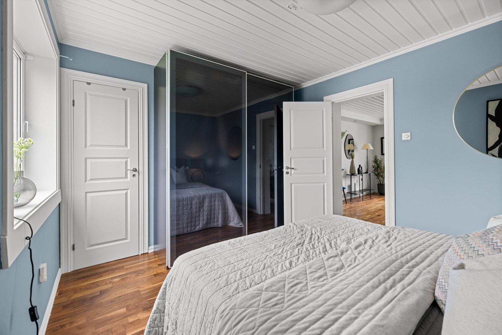 Garderobeskap med 2 skyvedører. Galleribilde