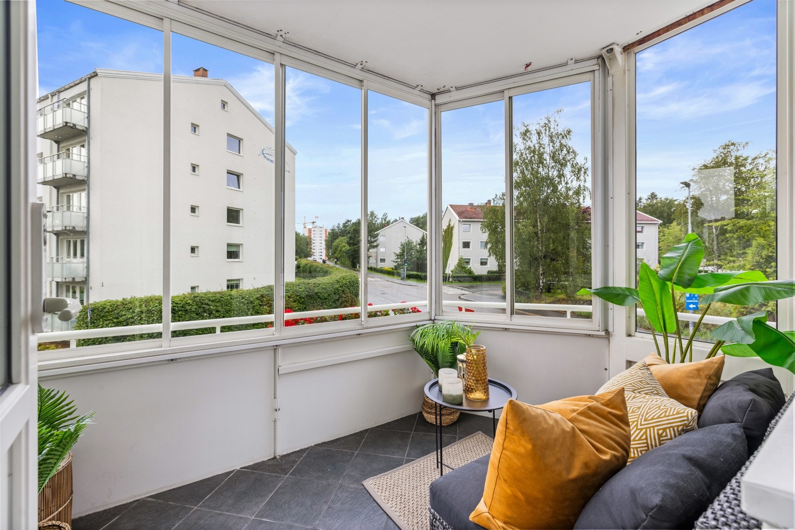 Fra stuen er det utgang til en innglasset balkong på ca. 6,4 kvm. Galleribilde