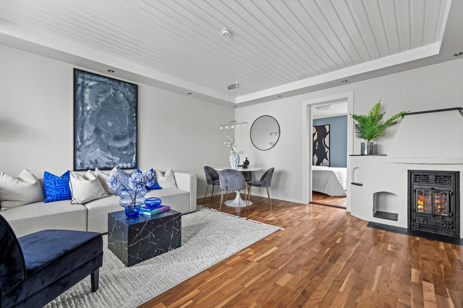 Praktisk vedovn i stuen. Galleribilde