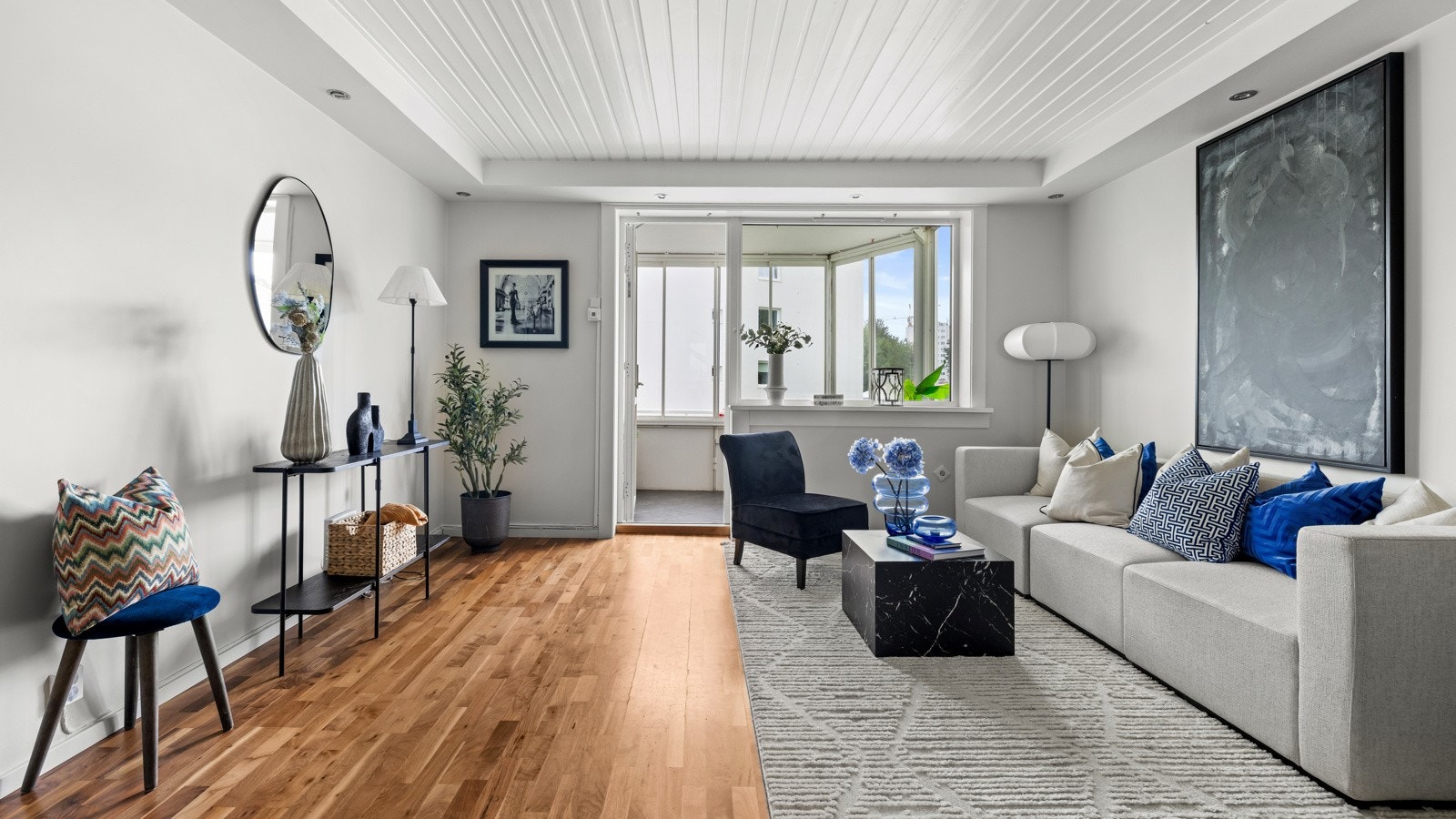 Lys og lekker 3-roms leilighet i 2. etasje med super beliggenhet sentralt på populære Lambertseter. Galleribilde