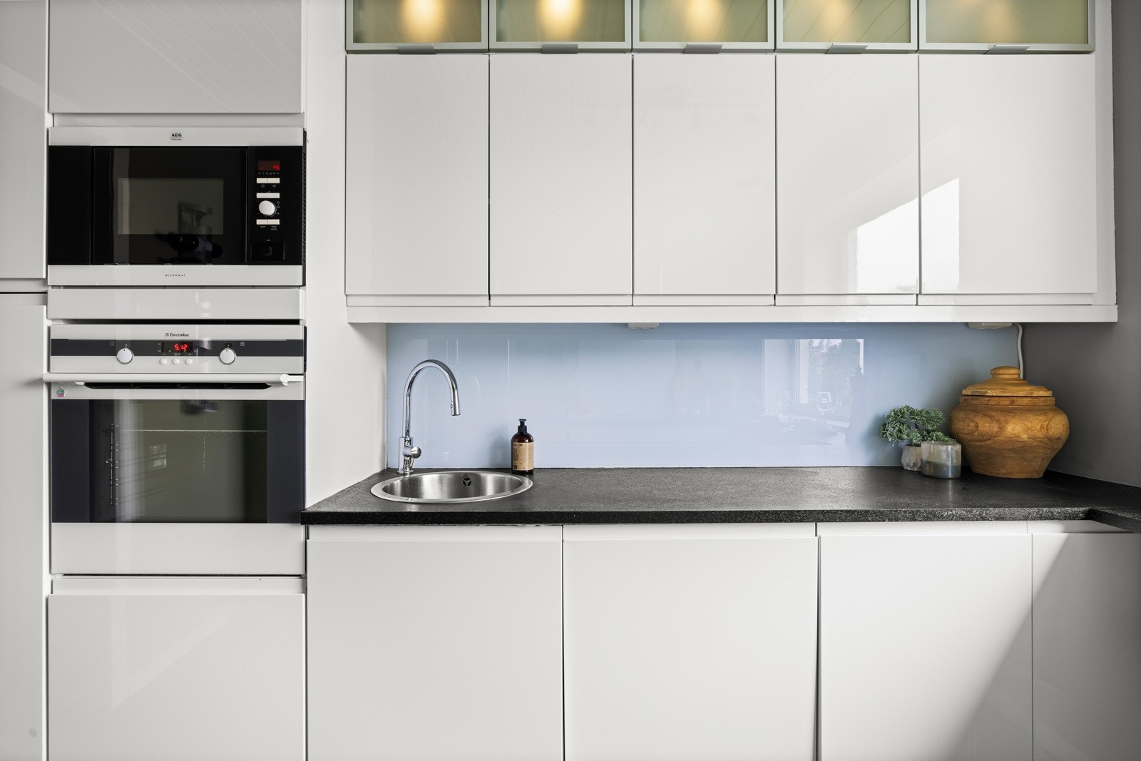 Integrert oppvaskmaskin (fra 2023), stekeovn, mikrobølgeovn og keramisk topp. Galleribilde