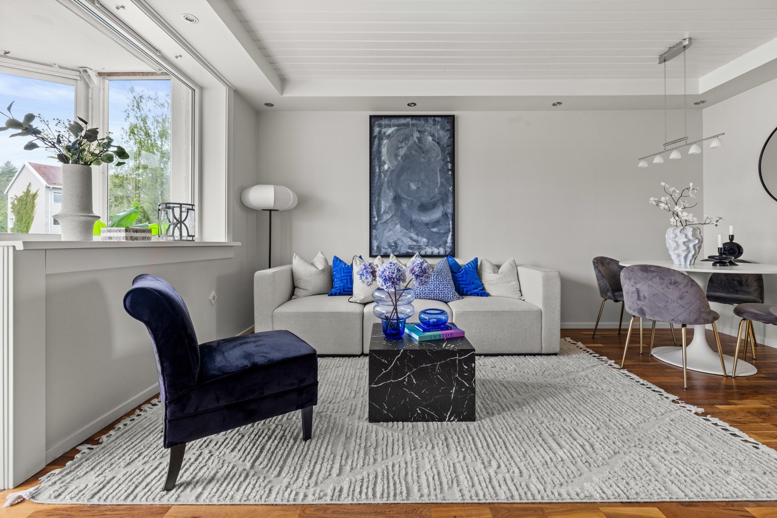 Stuen er nymalt i juli 2024. Galleribilde