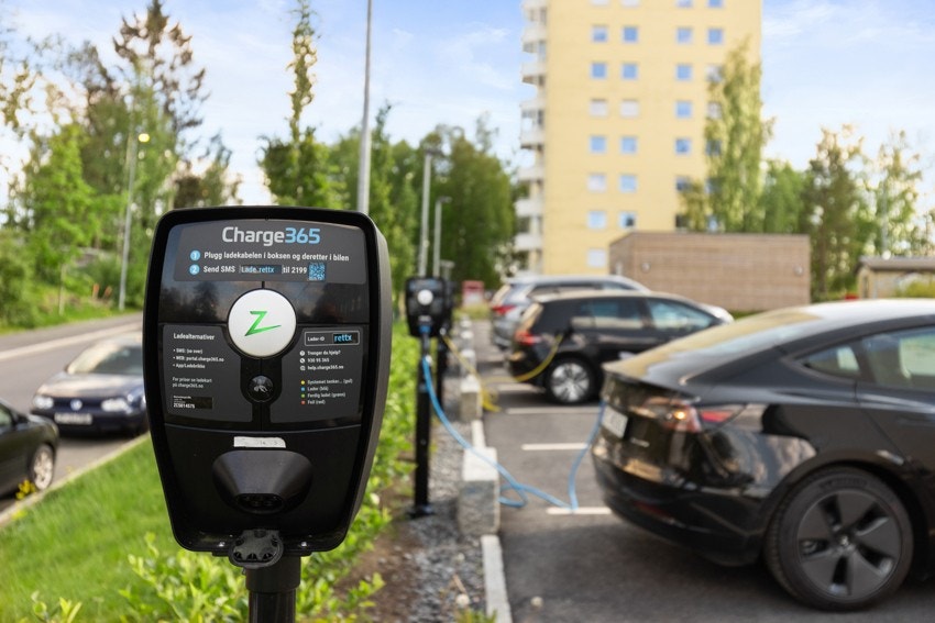 Felles ladeplass i borettslaget. Det skal også oppgraderes infrastruktur for lader på flere av parkeringsplassene. Galleribilde