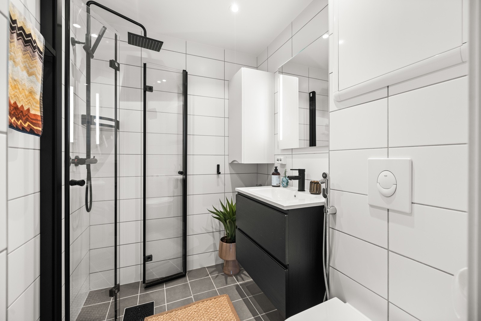 Delikat baderom som ble rehabilitert i regi av borettslaget i 2023. Galleribilde