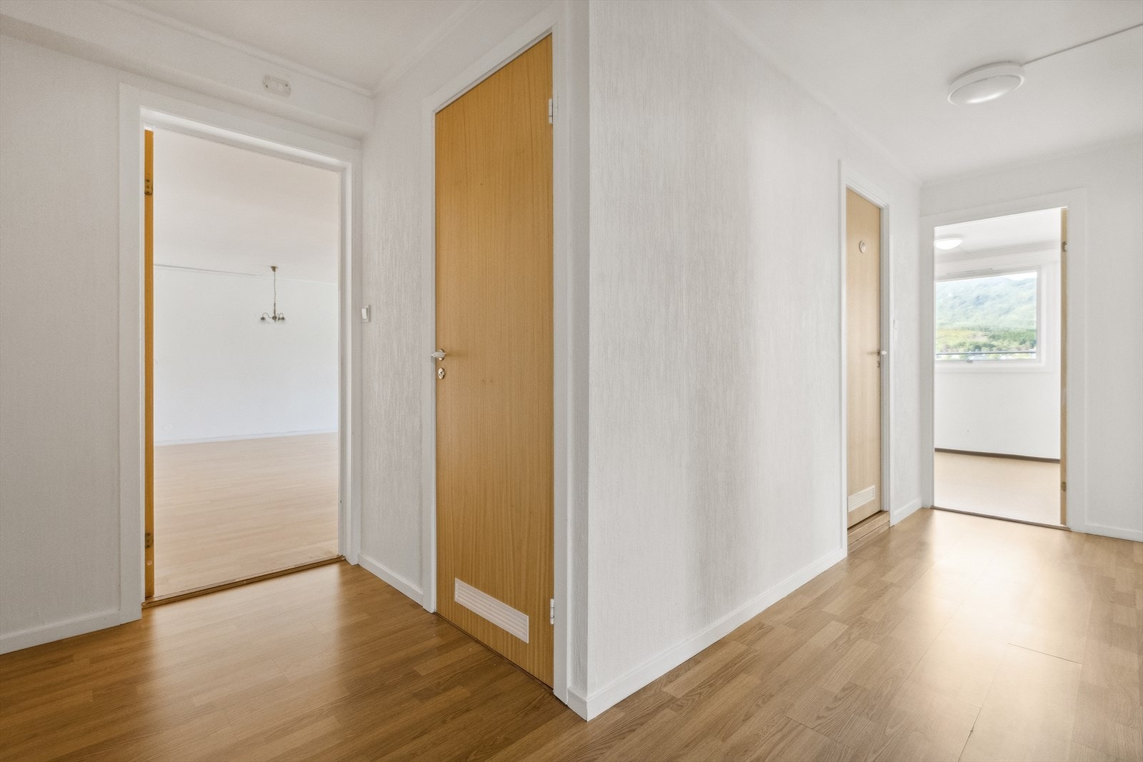 Større gangparti med plass for flere garderobeløsninger Galleribilde