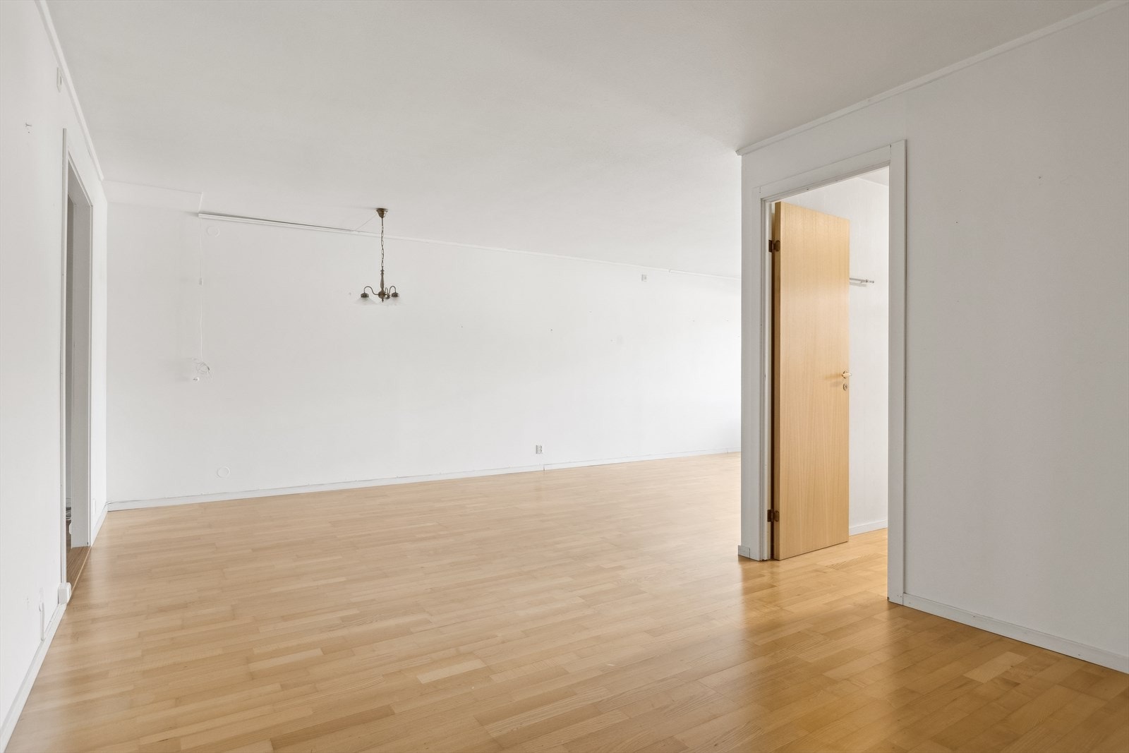 Fra gangen tar vi oss videre inn i en svært romslig stue Galleribilde