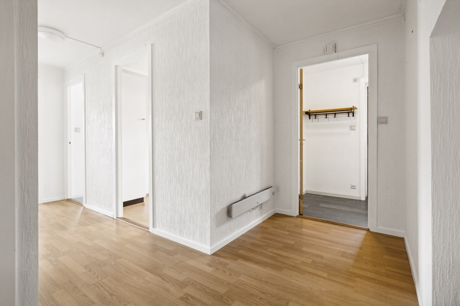 Velkommen inn! Hyggelig entré med plass for mindre garderobe- og opphengsløsninger. Galleribilde