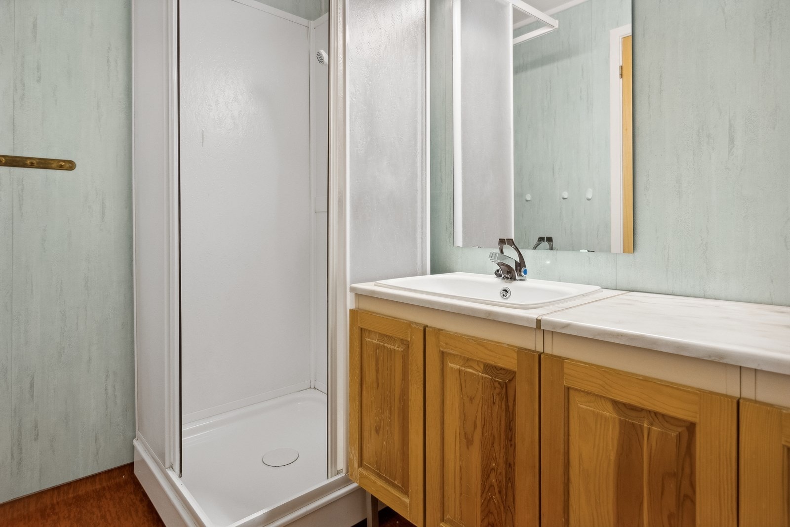 Innredet med dusjkabinett og baderomsinnredning Galleribilde