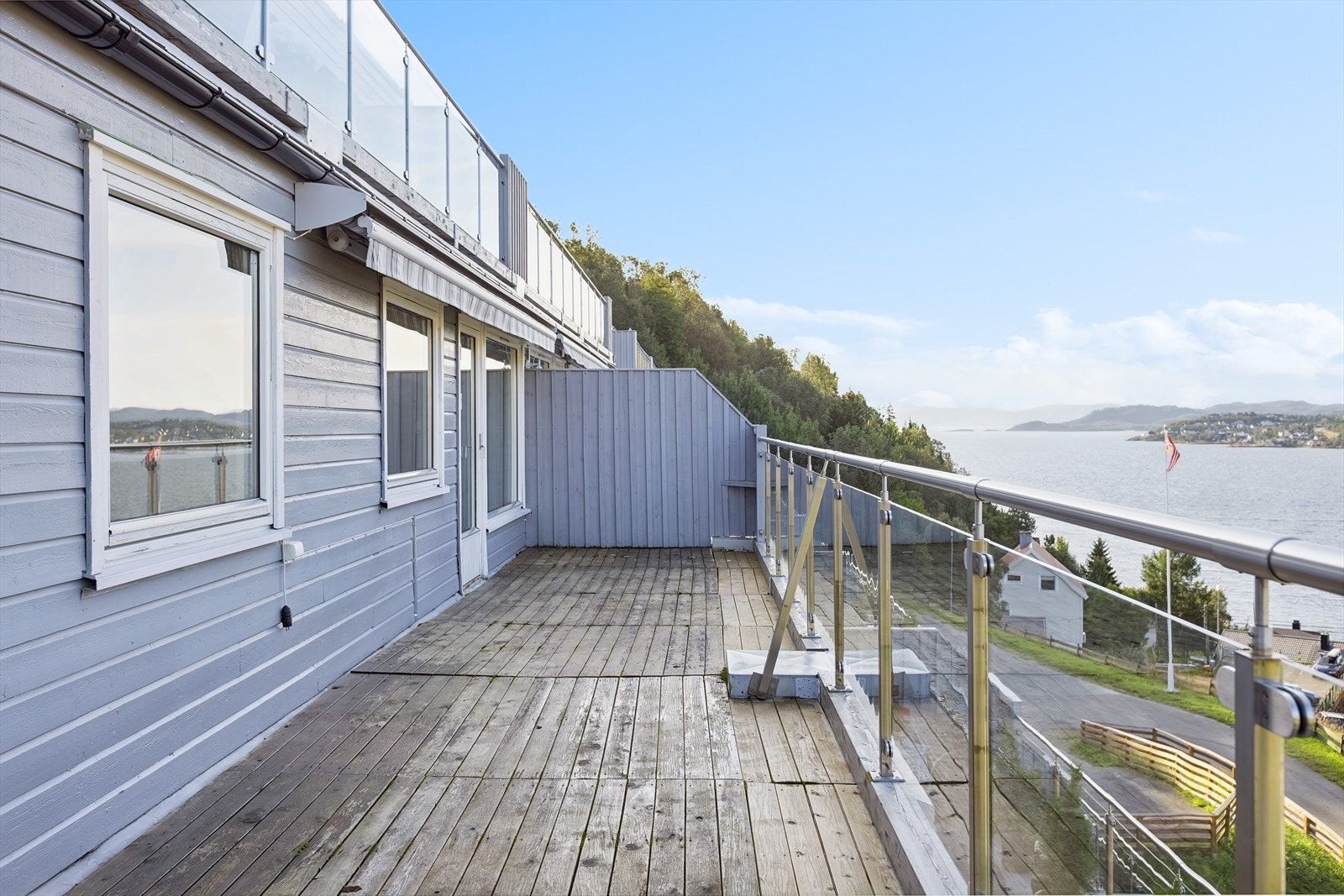 Romslig terrasse med god plass for utemøblement Galleribilde