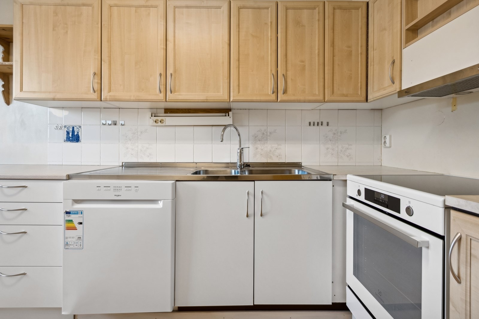 Her har en det en måtte trenge av skap-, skuff- og benkeplass. Galleribilde