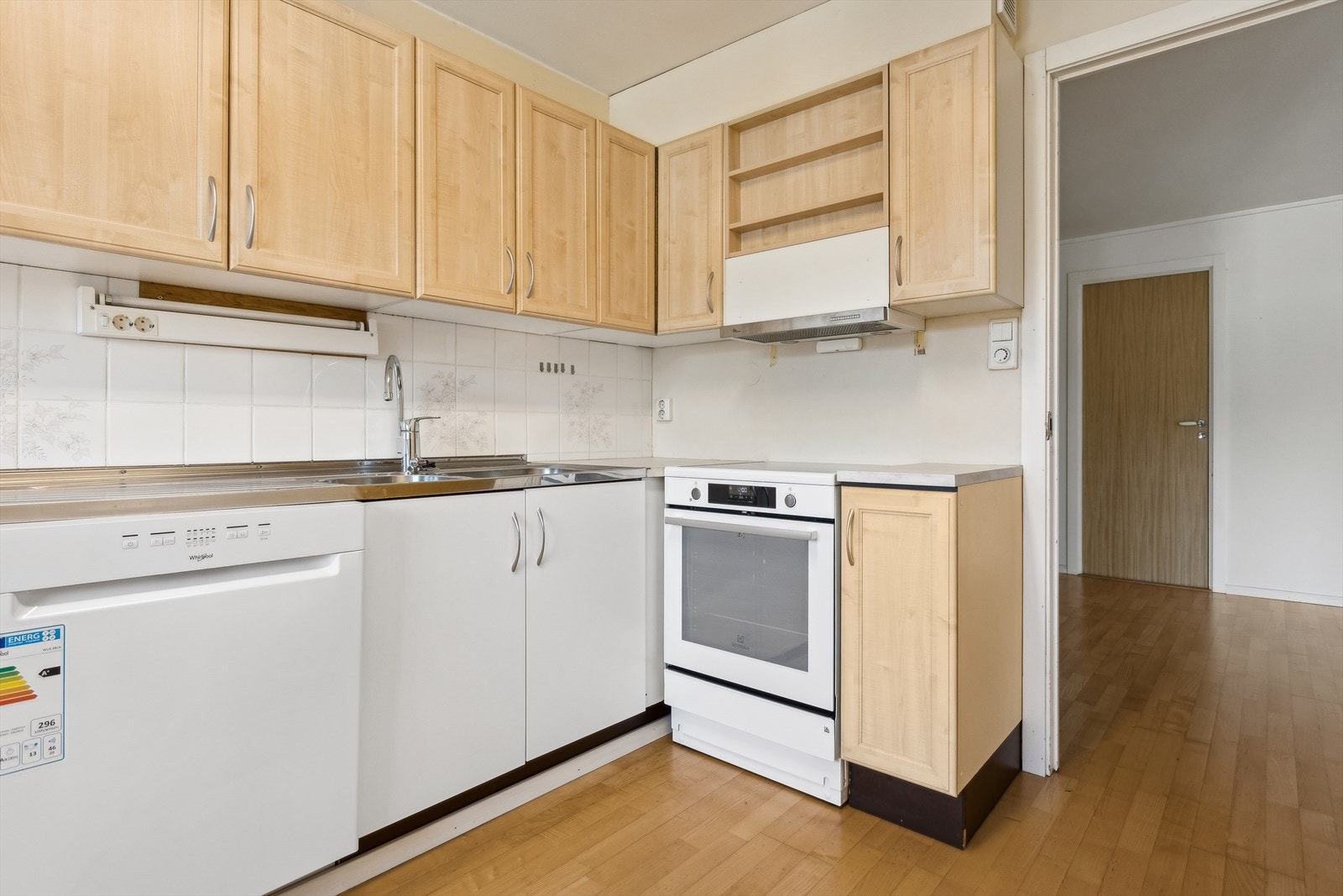 I innredningen er det plass for frittstående hvitevarer som komfyr, oppvaskmaskin og kjøl/frys. Galleribilde