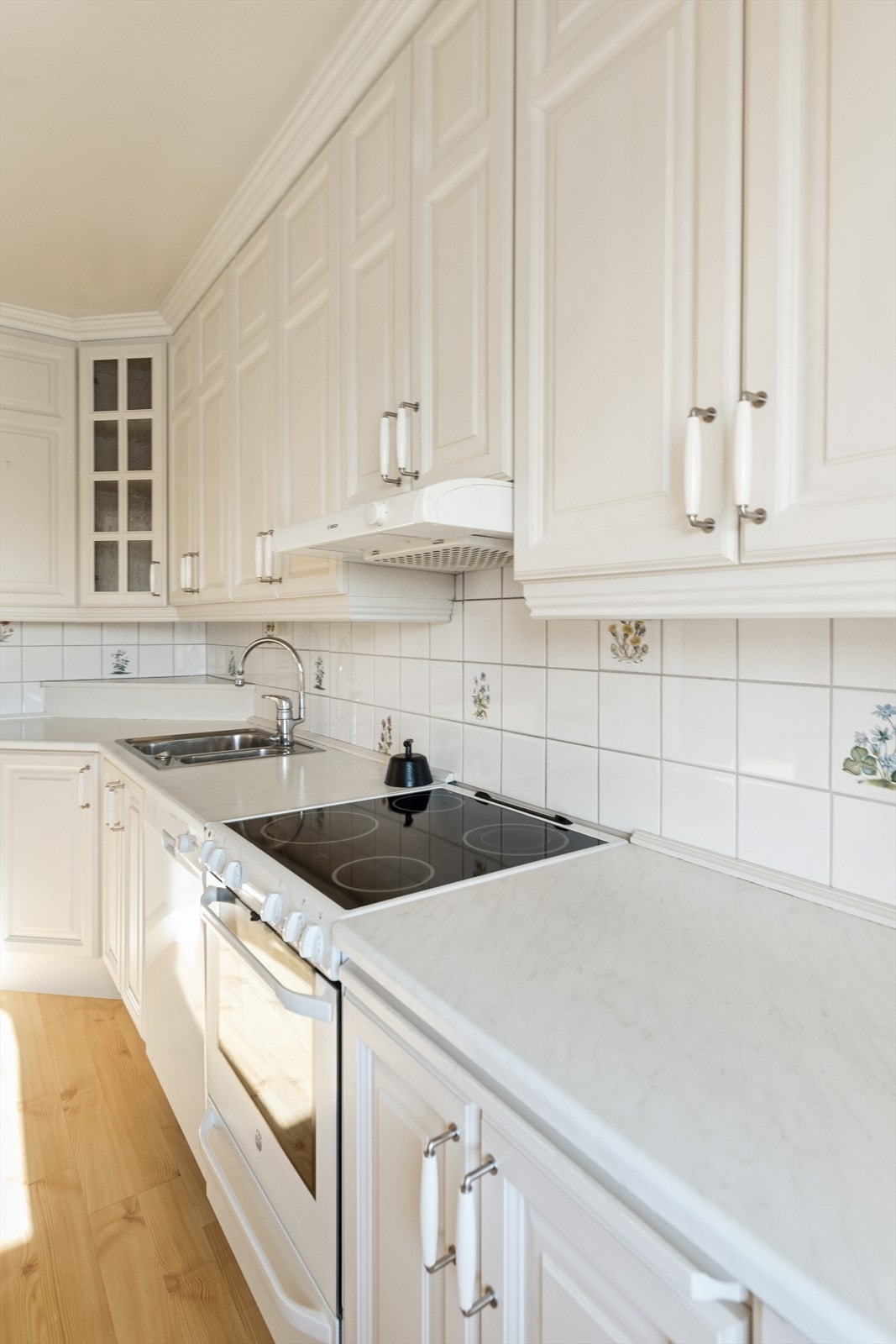 Alle hvitevarer på kjøkken medfølger. Galleribilde