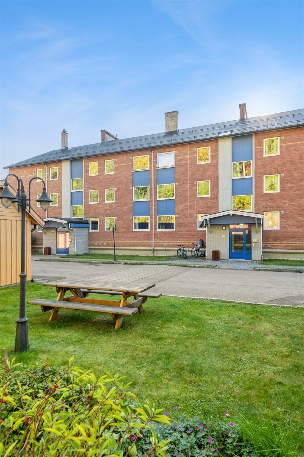 Fellesområdene er velholdte og pent opparbeidet med belysning, blomsterbed og sittebenker. Galleribilde