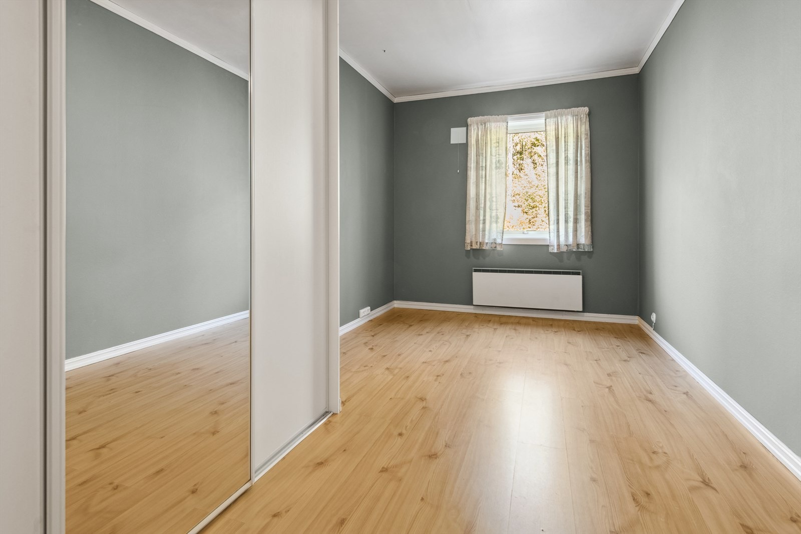 Soverom 2 har også skyvedørsgarderobe. Galleribilde