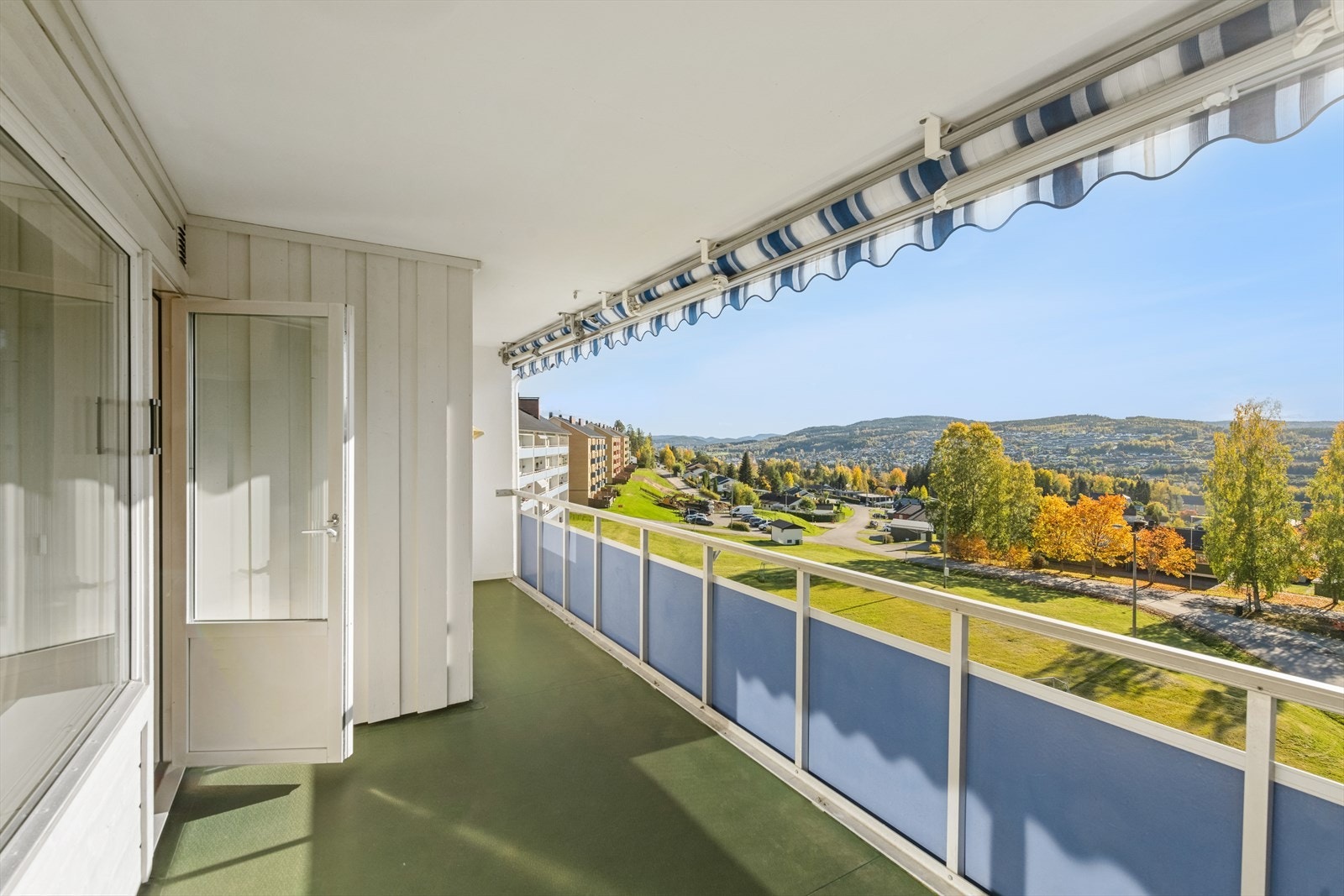 Utenfor stuen er en vestvendt balkong med fantastisk utsikt. Galleribilde