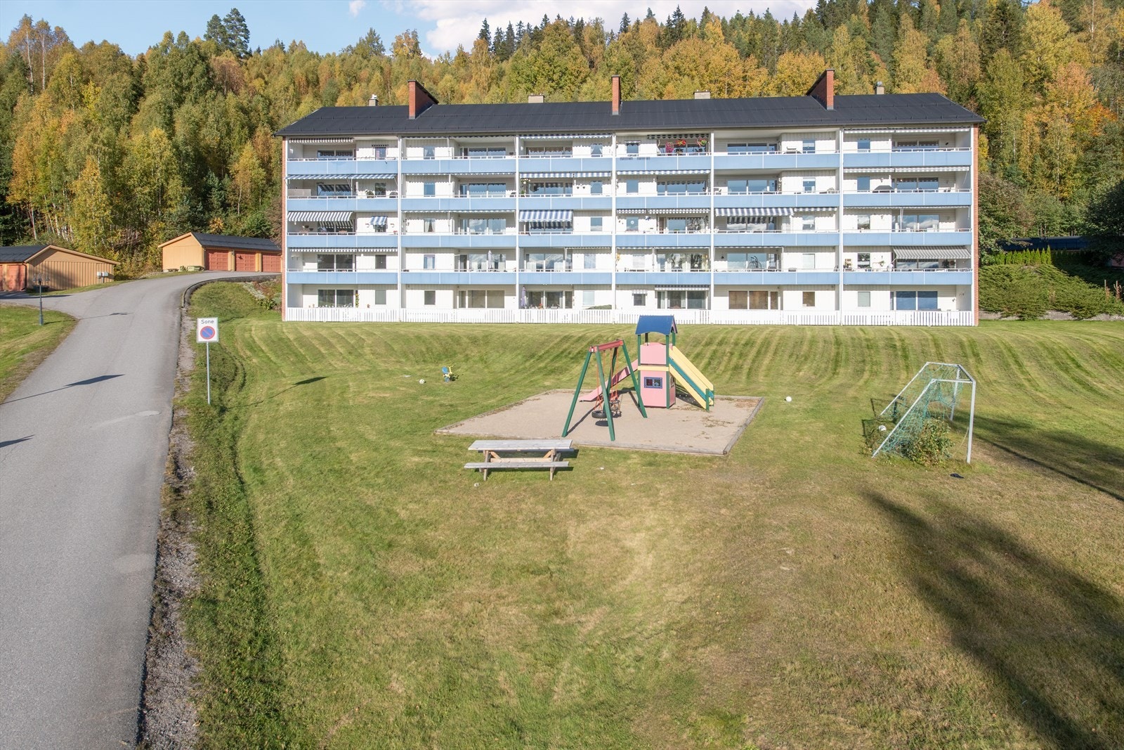 Det er umiddelbar nærhet til skogen med fantastiske tur- og rekreasjonsmuligheter, samt bussholdeplass rett ved. Galleribilde