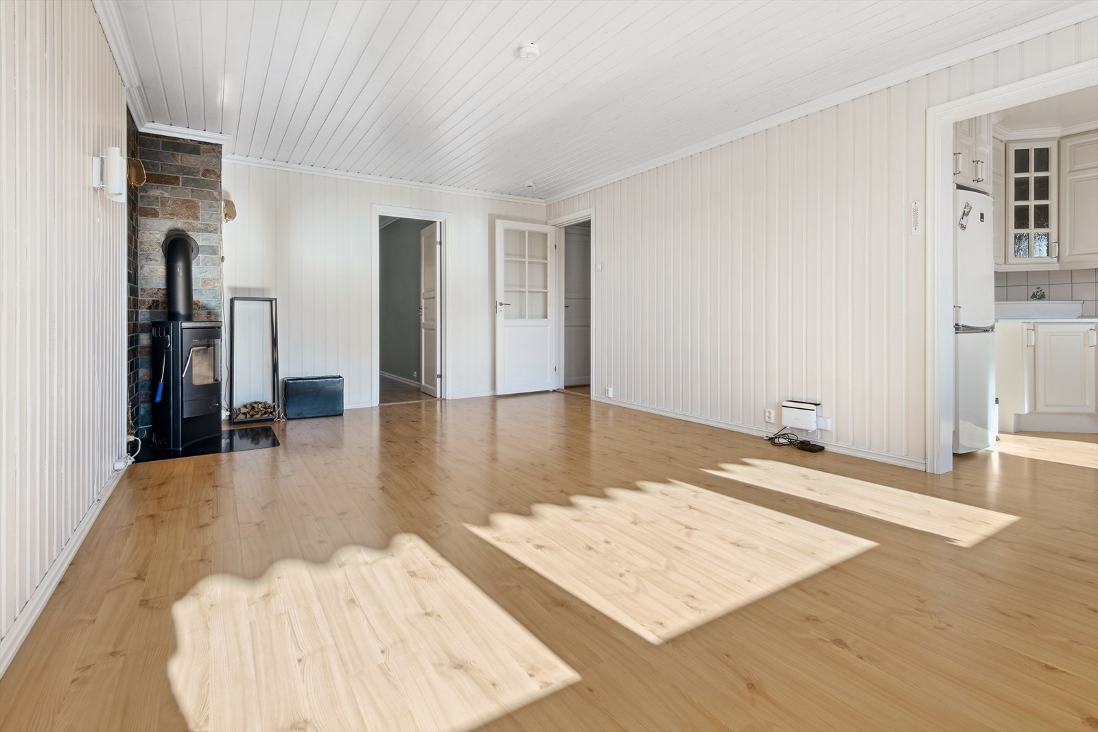 I stuen er det en nyere peisovn. Galleribilde