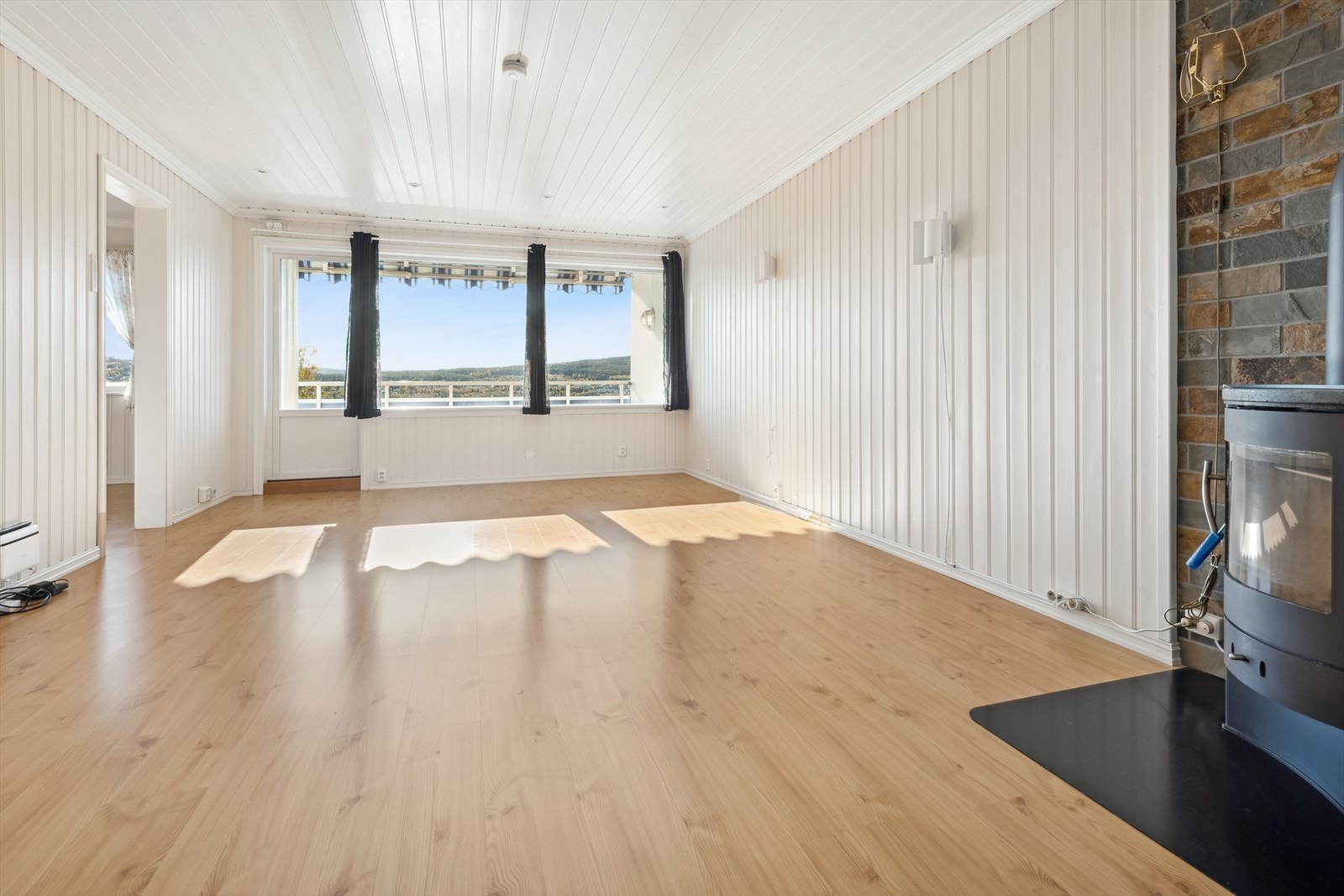 Det er lyse vegg- og takoverflater. Innfelte downlights i tak. Galleribilde