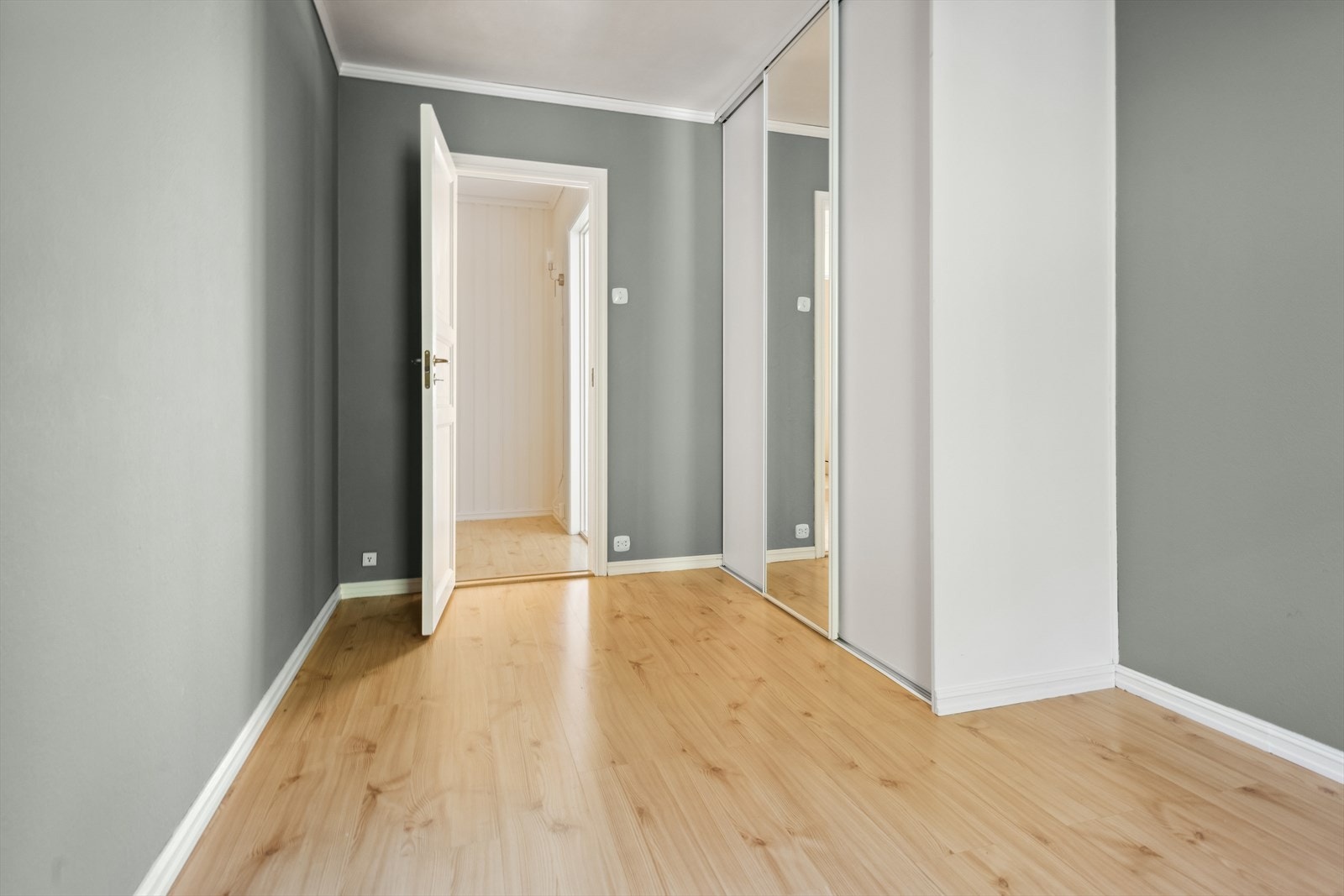 Slette malte vegger malt i tidsriktige farger. Galleribilde