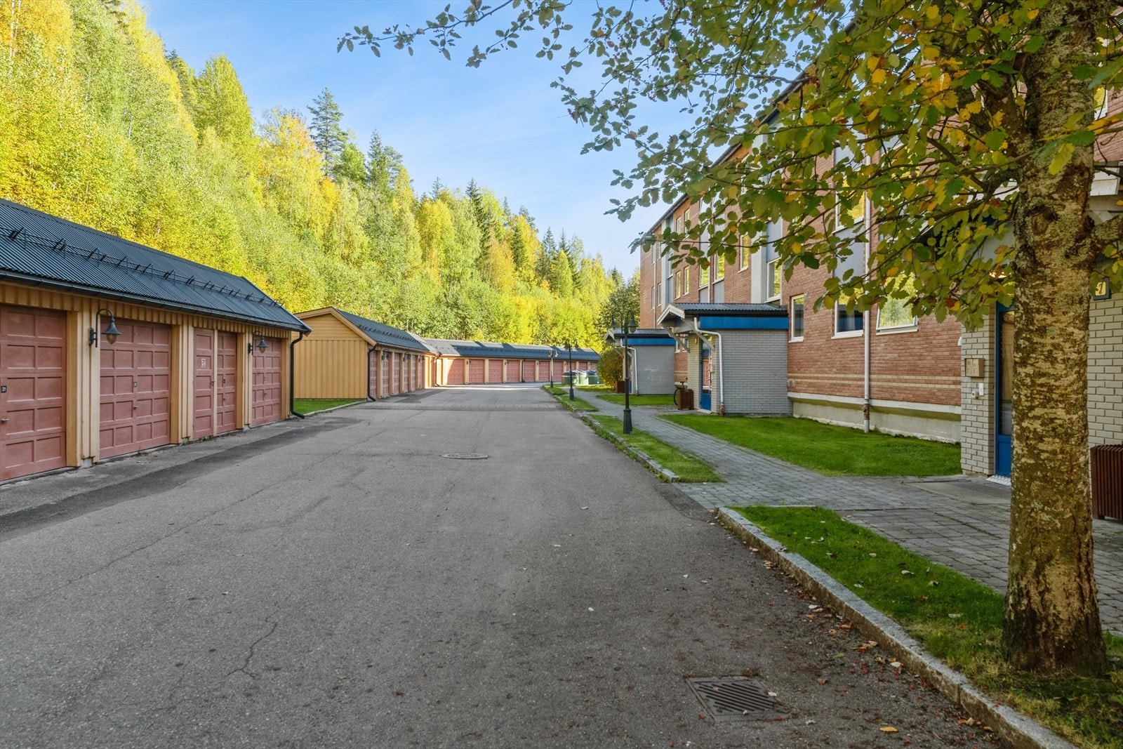 Garasje i rekke. Det er tilrettelagt for elbil lader, men eier må selv ordne ladeboks og tegne abonnement. Galleribilde