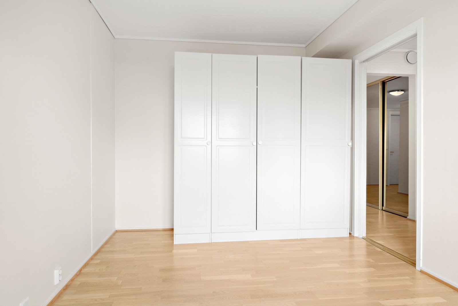 Innebygd garderobe på soverommet (det er dør bak skapet med direkte adkomst til badet) Galleribilde