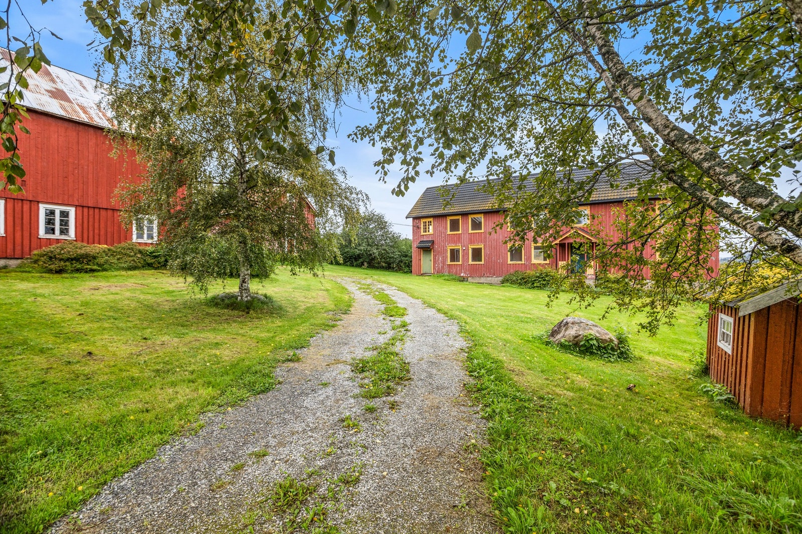 Hyggelig tun bestående av enebolig, fjøs og stabbur. Alle bygningene har vedlikeholdsbehov. Galleribilde