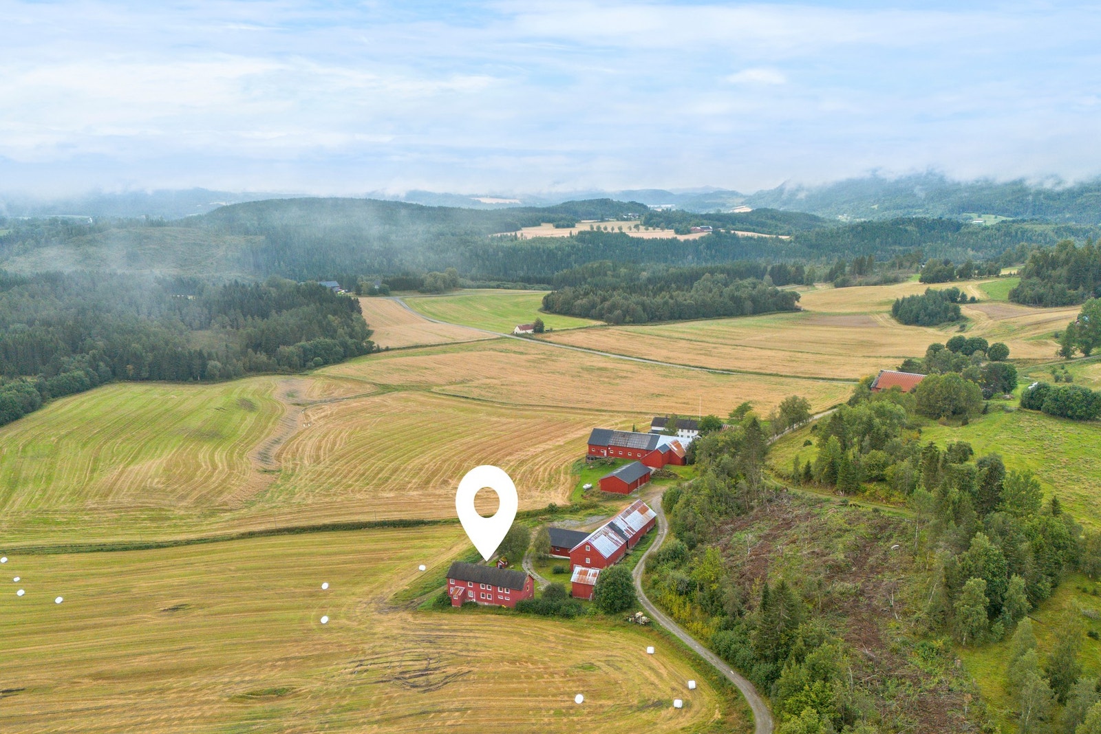 Ca 2 km fra Binde, med skole, barnehage, butikk, idrettsanlegg etc. Galleribilde