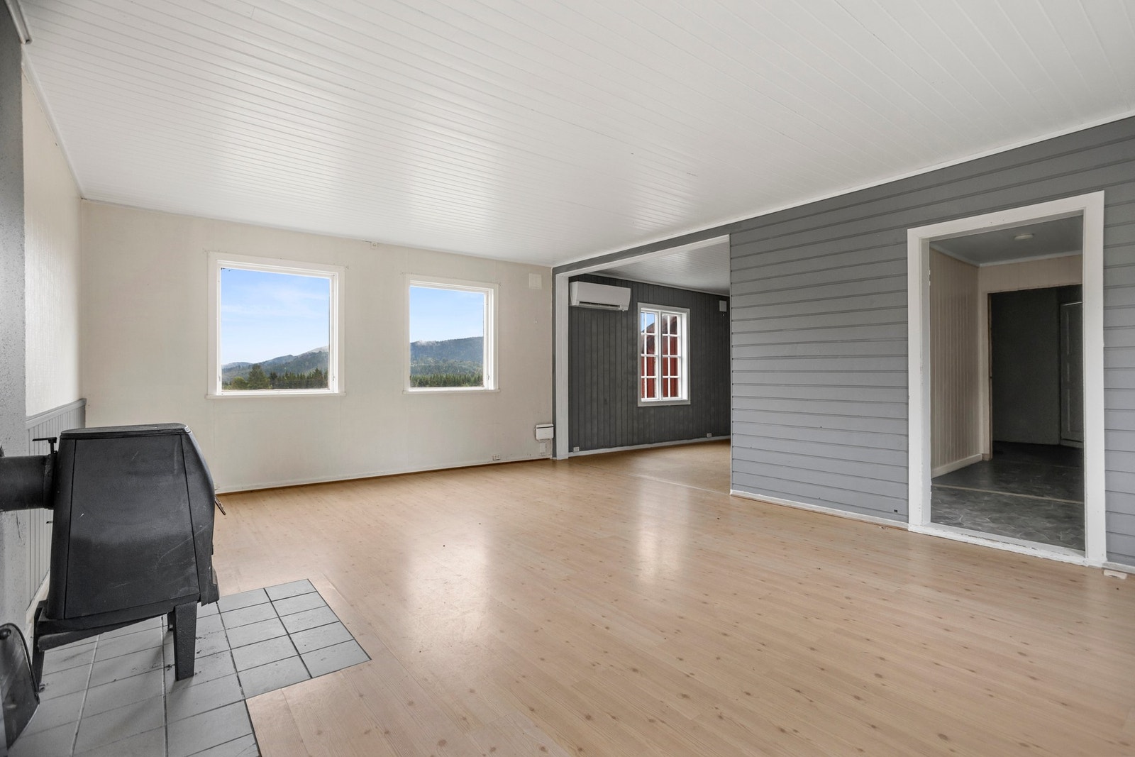 Oppvarming fra varmepumpe (montert i 2014, trenger reperasjon) og vedfyring Galleribilde