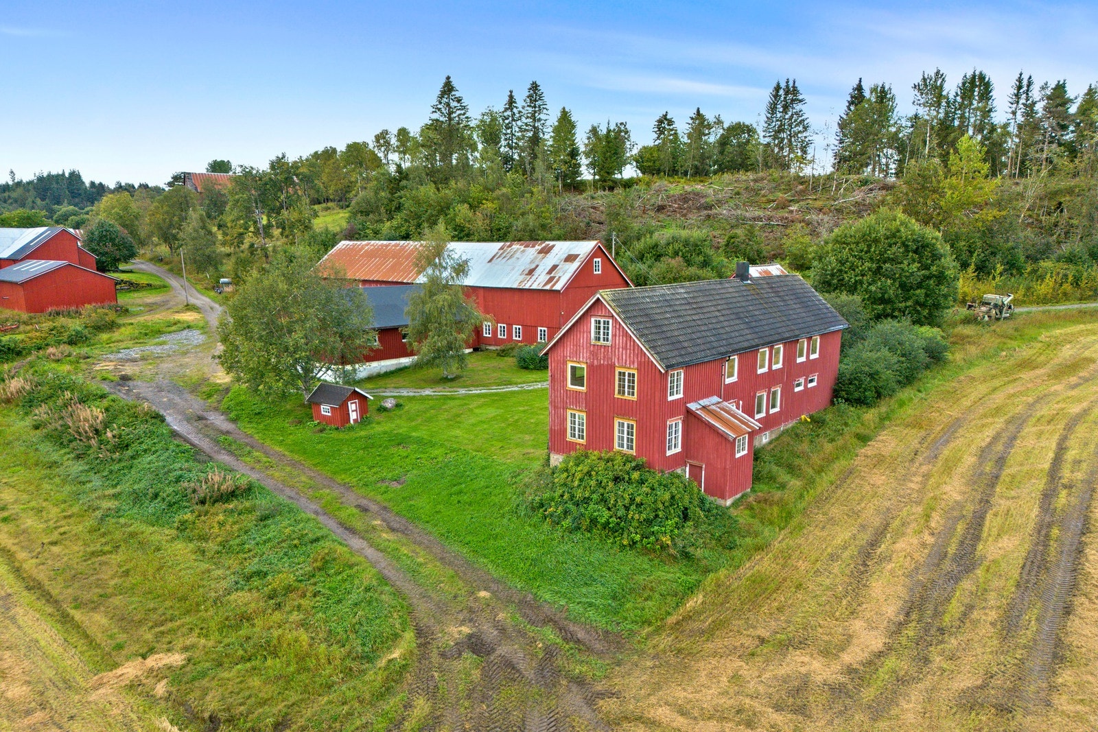 Ca. 16 km fra Steinkjer bysentrum. Galleribilde