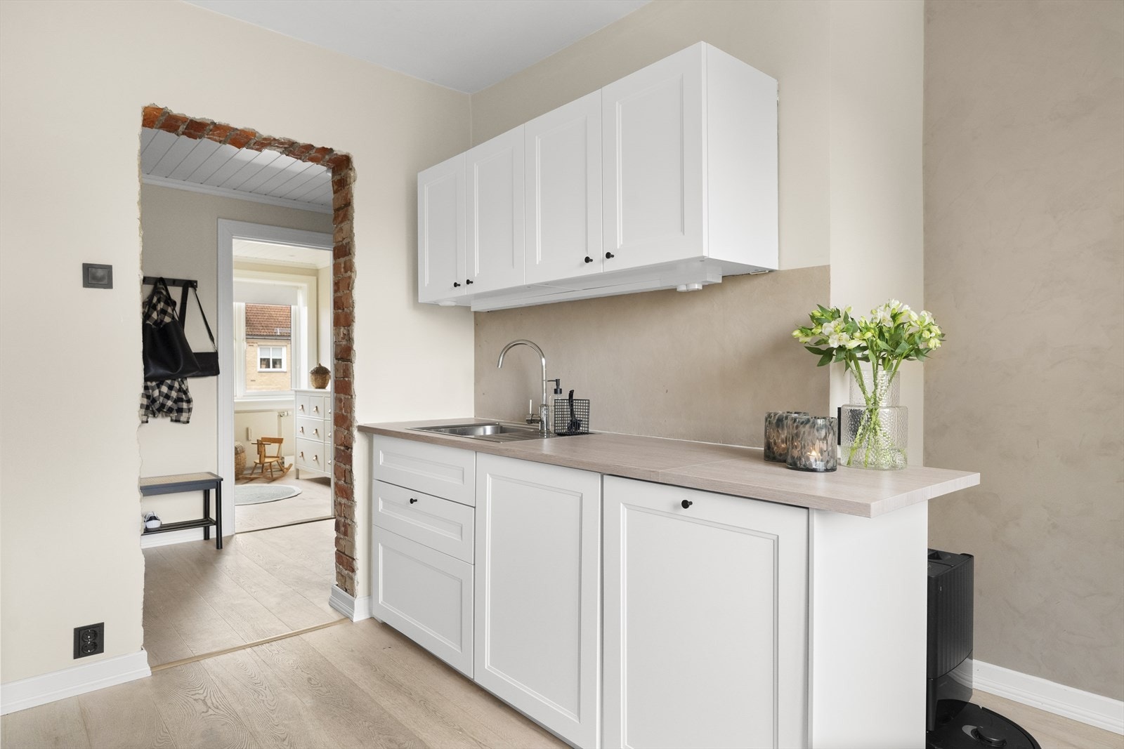 Kjøkkenet ble modernisert med nye fronter og foliert benkeplate i 2019. Galleribilde