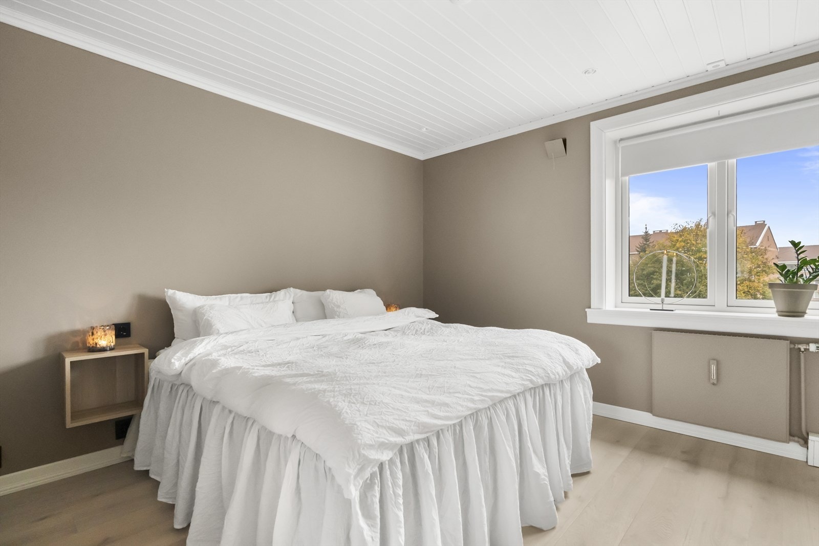 Leiligheten rommer to gode soverom. Hovedsoverommet har god plass til dobbeltseng med tilhørende nattbord. Galleribilde