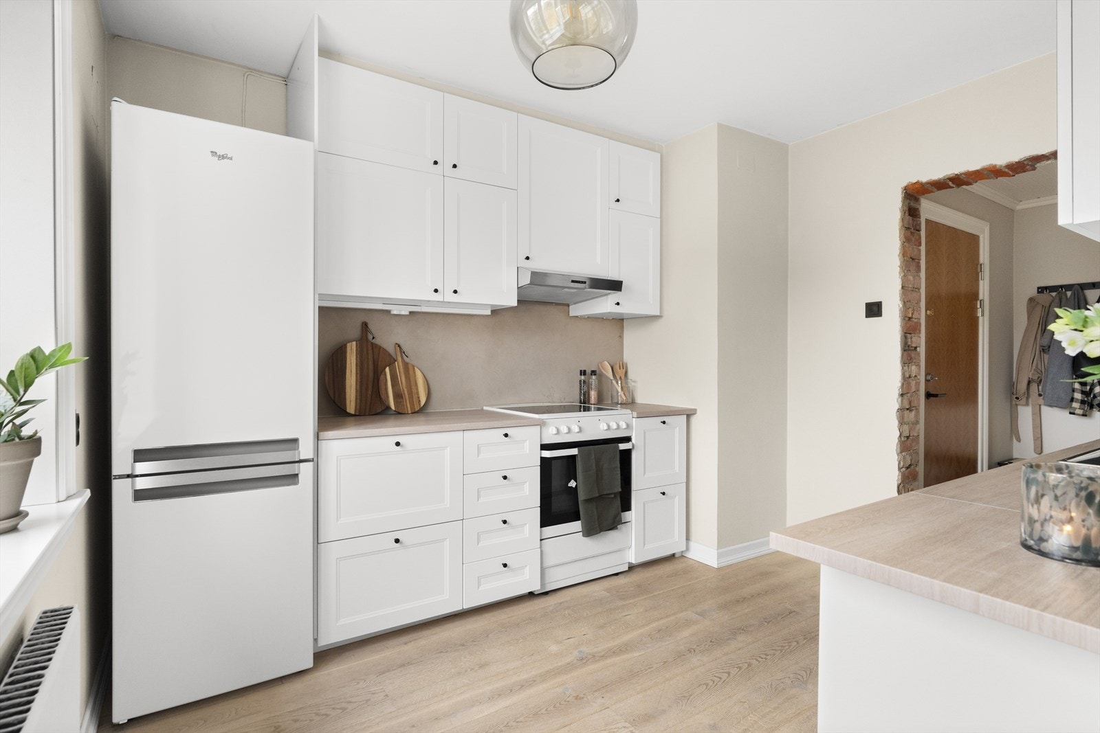 Det er plass til frittstående hvitevarer, samt opplegg for oppvaskmaskin. Over komfyren er det tilkoblet kjøkkenventilator med kullfilter. Galleribilde