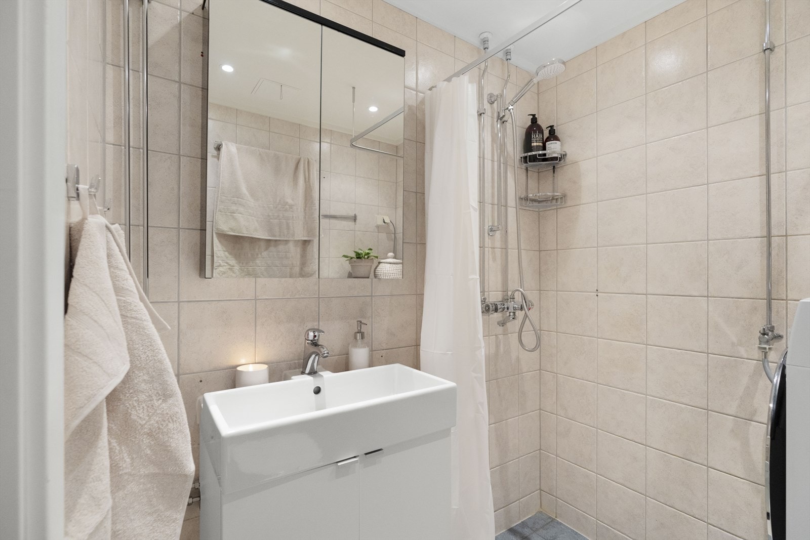 Videre er rommet innredet med nedfelt servant, toalett, dusj og opplegg for vaskemaskin. Det er naturlig ventilering, samt elektriske varmekabler i gulvet. Galleribilde