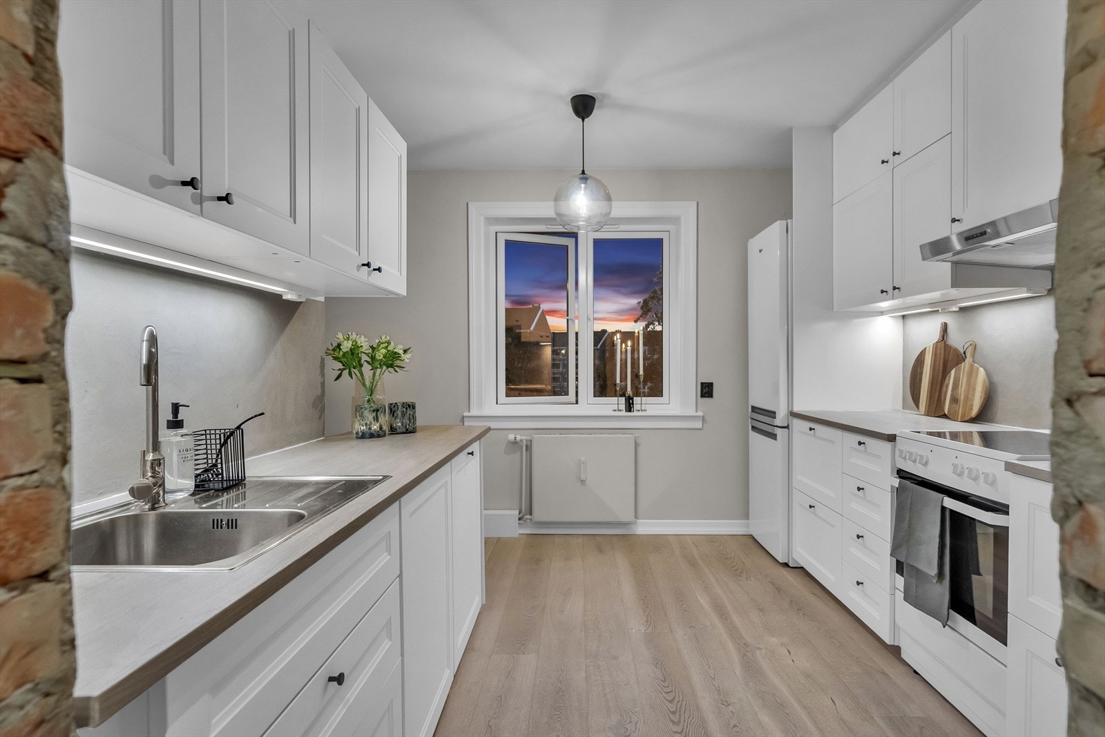 Svært god planløsning med separat kjøkken, stue med balkong, flislagt bad samt to fine soverom. Galleribilde