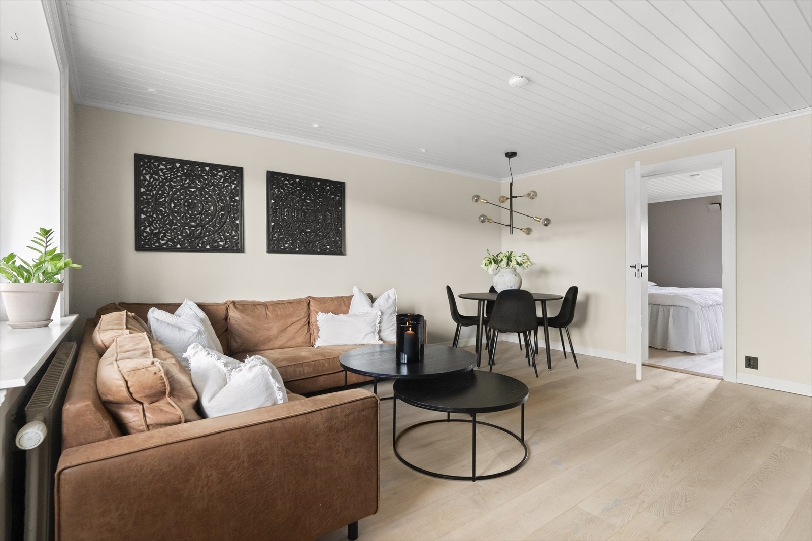 Det er god plass til sofaseksjon, tv-møbel og spisegruppe. Galleribilde