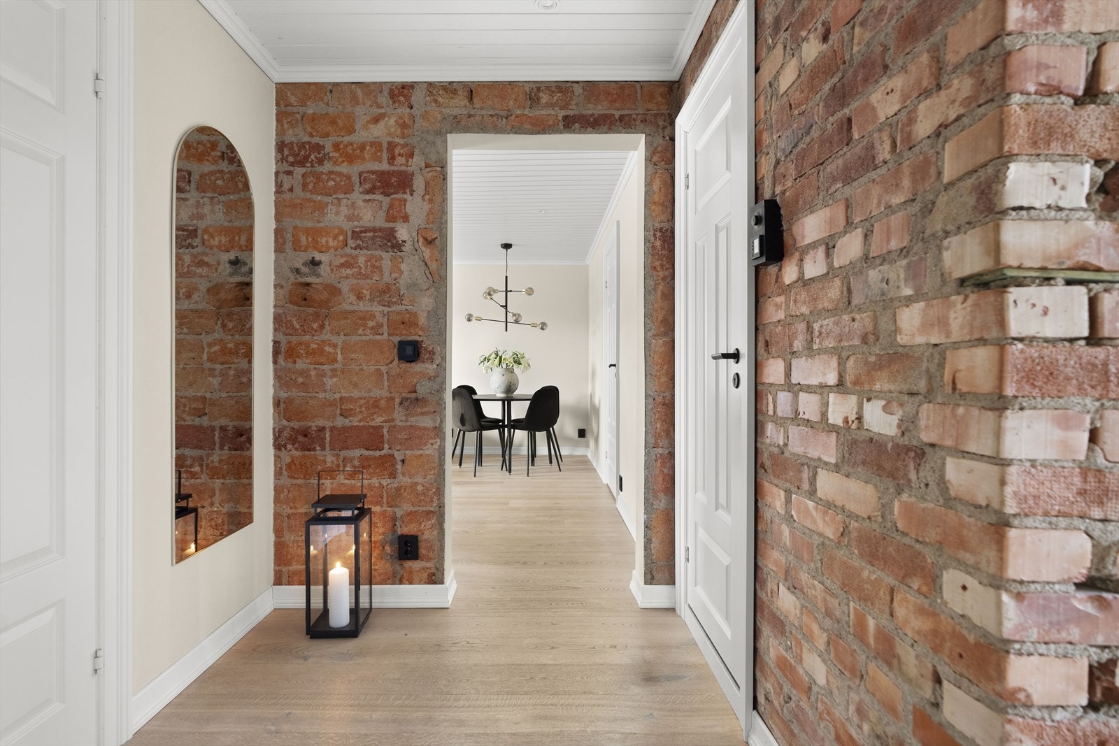 Leiligheten har pent oppussede overflater, som står i fin kontrast til de kule teglsteinsveggene som er blitt tatt frem. Galleribilde