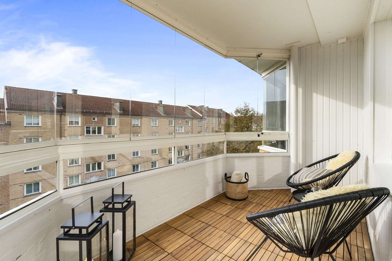 På varme sommerdager kan glassvinduene skyves til side - og uteplassen blir som en forlengelse av stuen i sommerhalvåret. Galleribilde