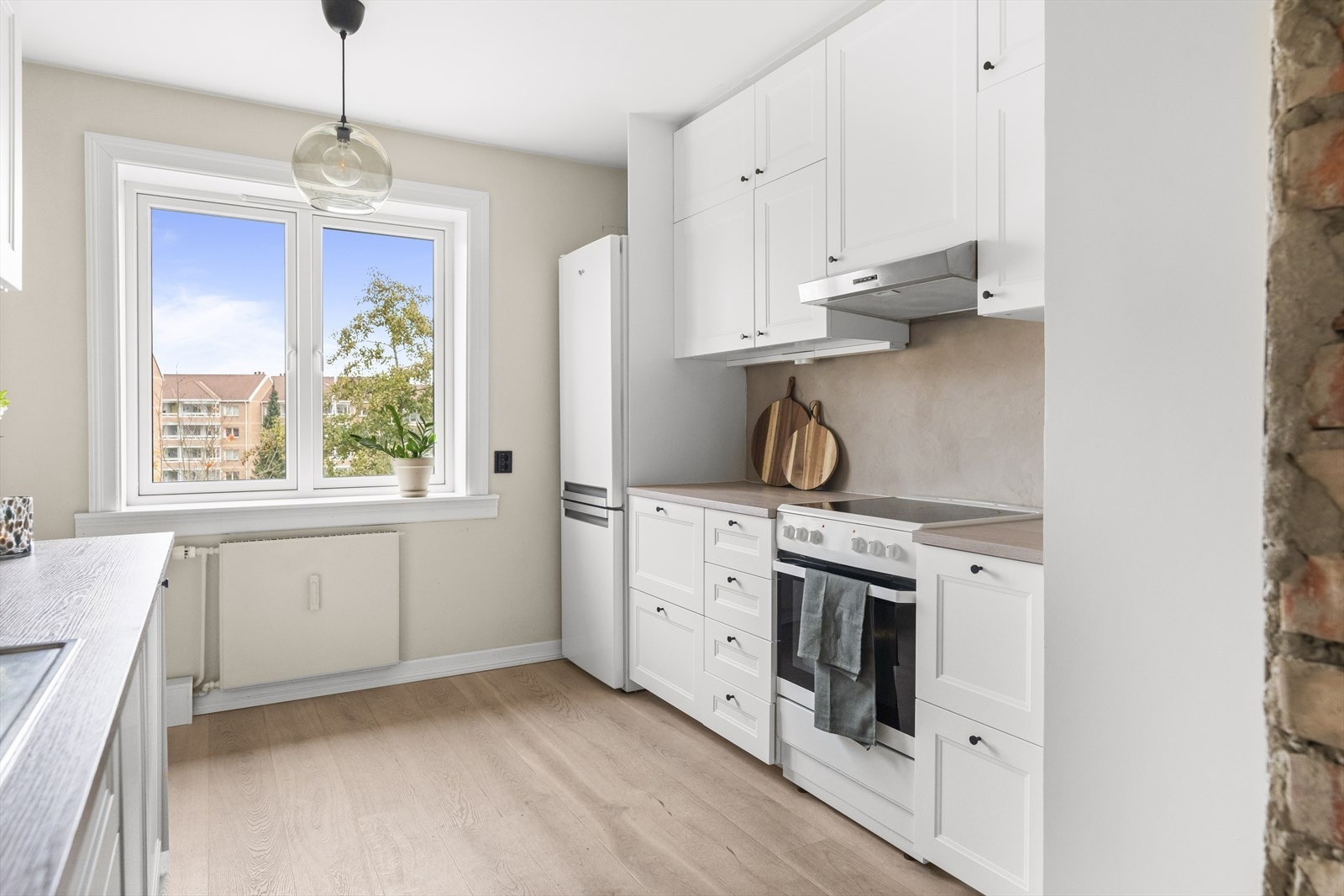 Skapene har profilerte fronter samt en benkeplate av laminat. Galleribilde