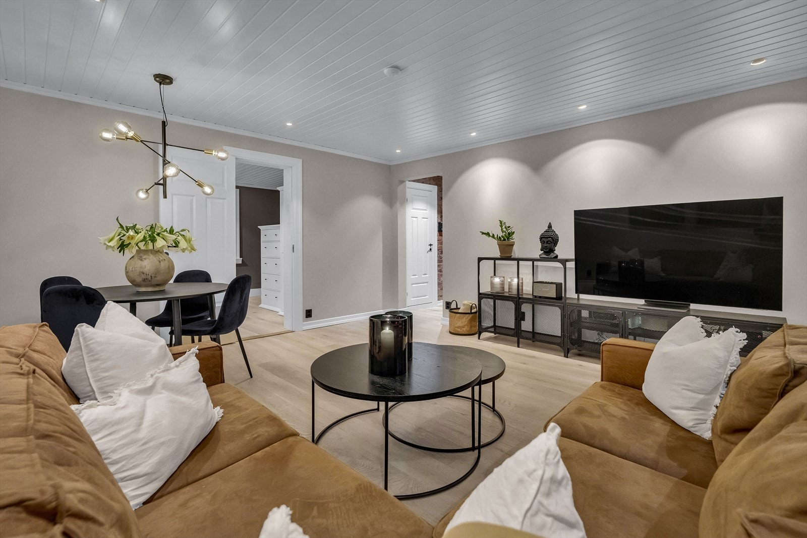 Boligen har lyse pene overflater, samt oppvarming via radiatorer (inkludert i felleskostnader). Galleribilde