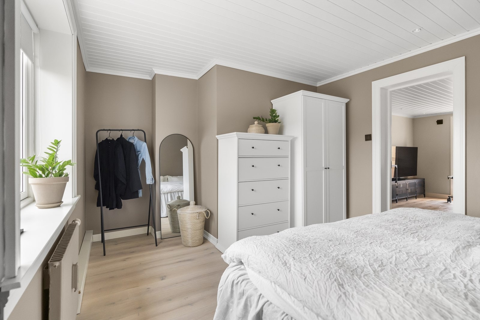 Det er plass til skapinnredning, og det er per i dag satt inn ett dobbelt garderobeskap i rommet. Galleribilde