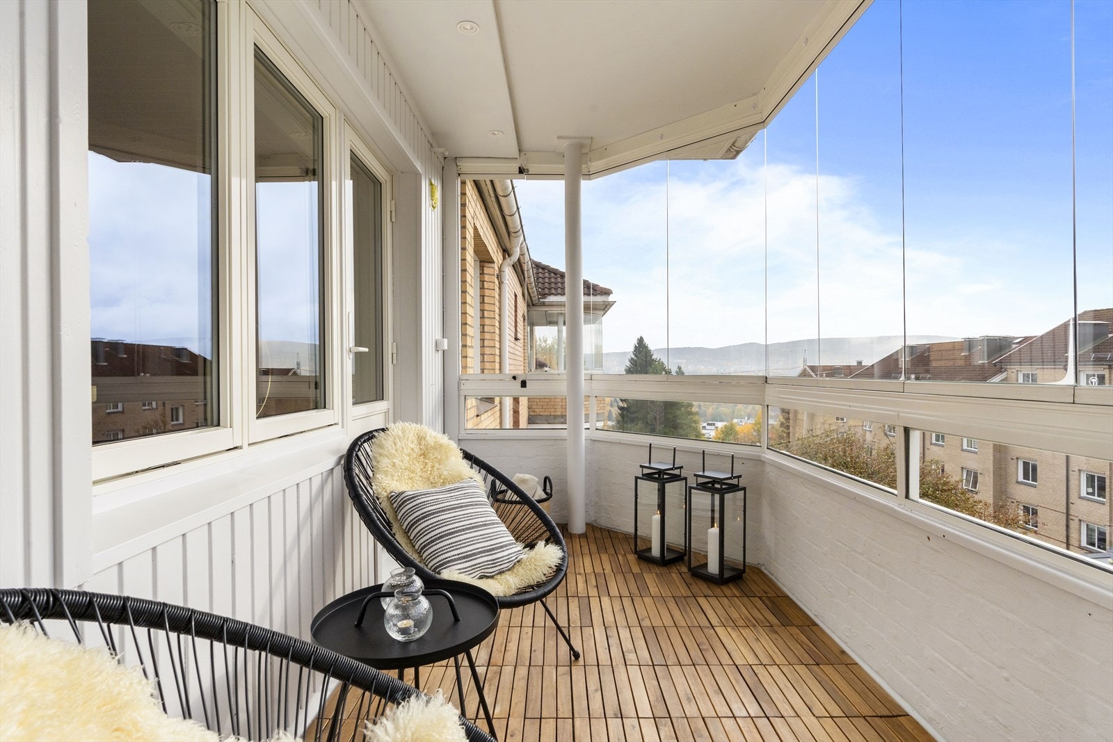 Balkongen har god plass til utemøbler, samt elektrisk grill. Galleribilde