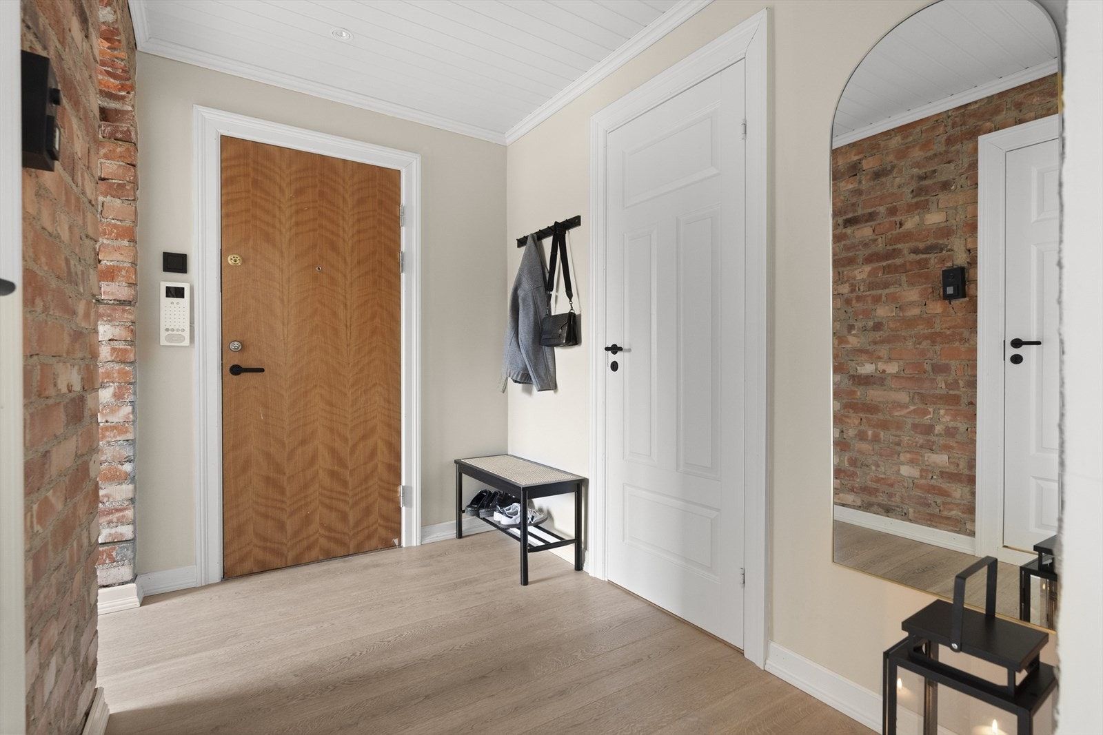 Leiligheten har en innbydende entré med god plass til å henge fra seg yttertøy. Galleribilde