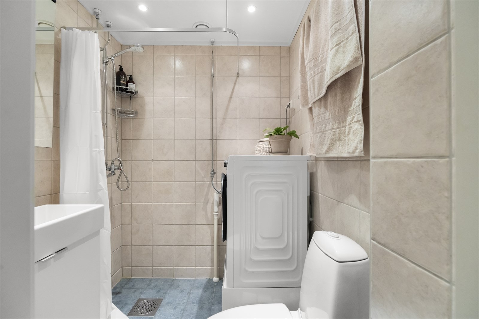 Badet ble renovert i regi av borettslaget i 2005. Rommet har flislagte gulv- og veggflater, samt malt tak. Galleribilde