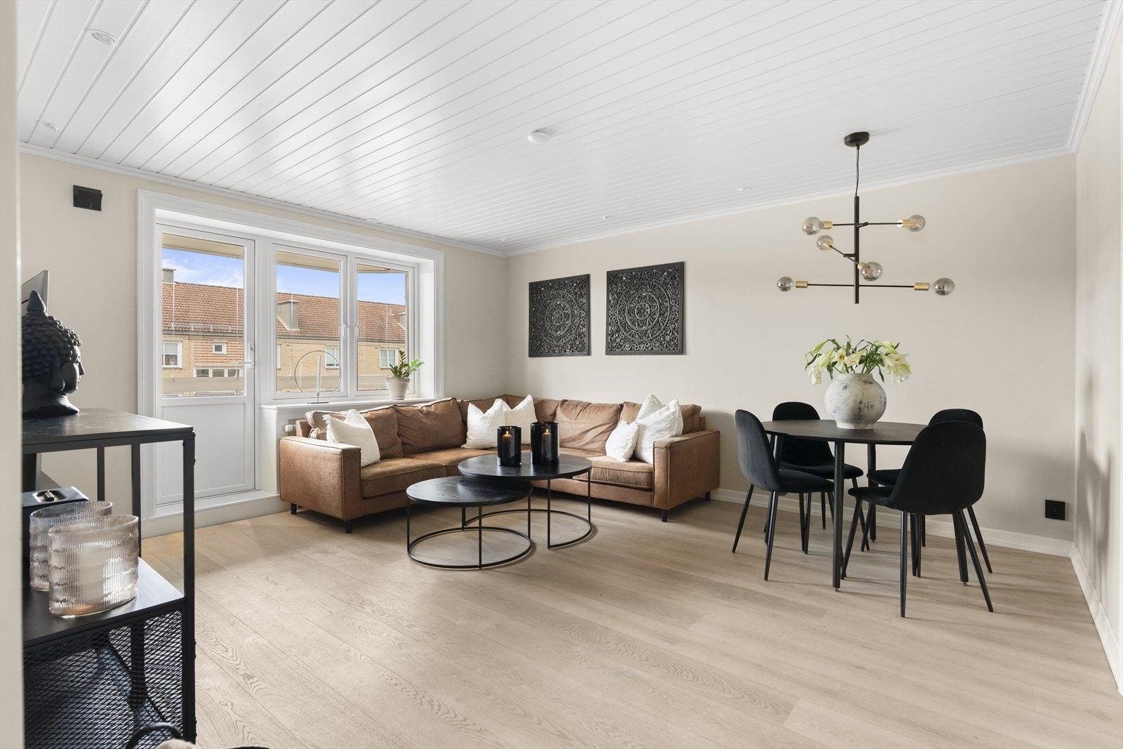 Stuen er av svært fin størrelse, med store vindusflater som slipper inn rikelig med naturlig lys. Galleribilde