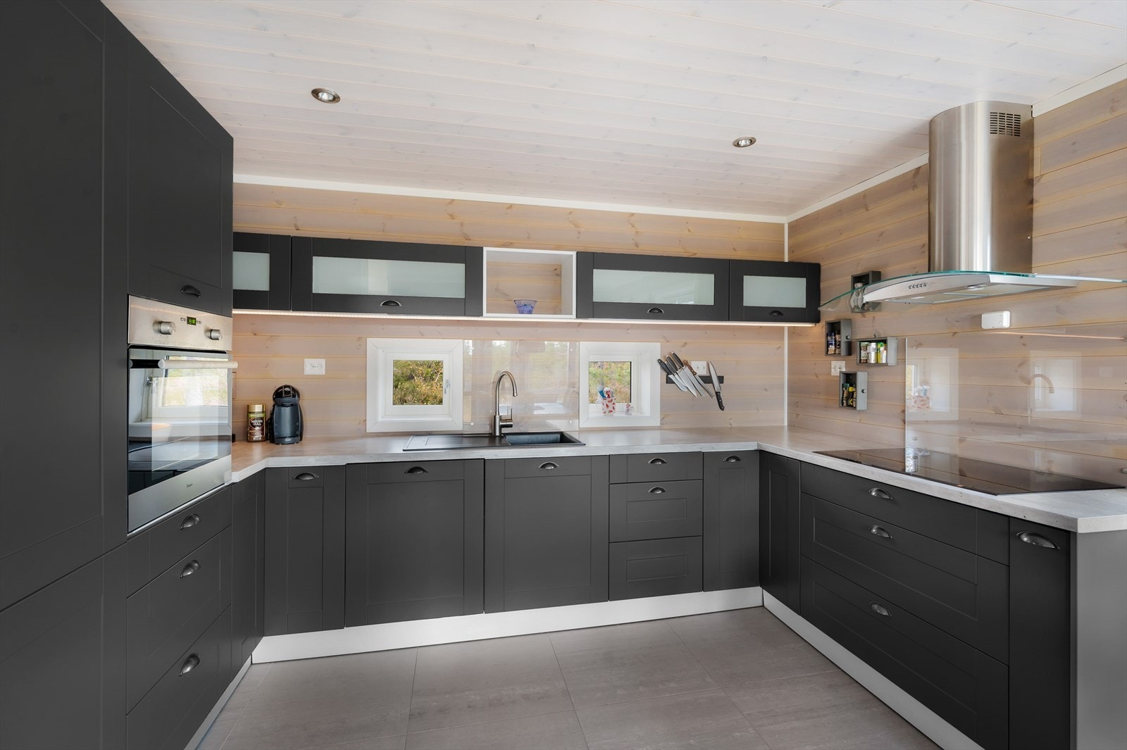 Kjøkken - Kjøkkeninnredning fra Blum med integrerte hvitevarer Galleribilde