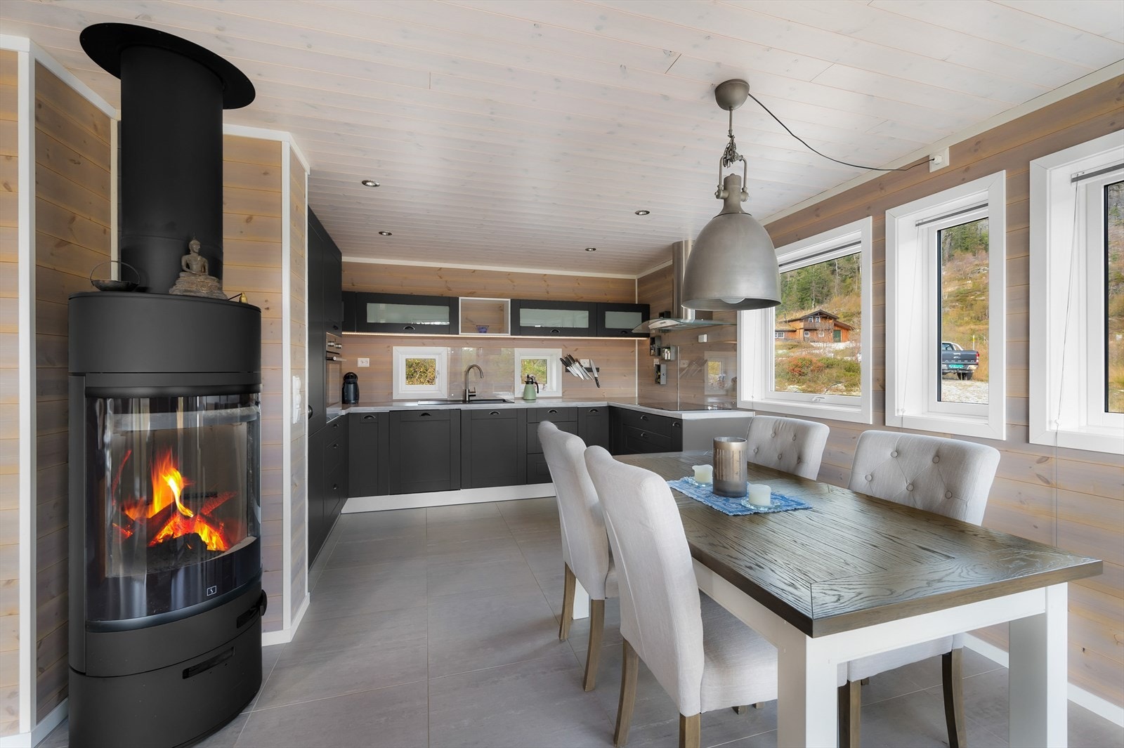 Kjøkken/Spisestue - peisovn er monert Galleribilde