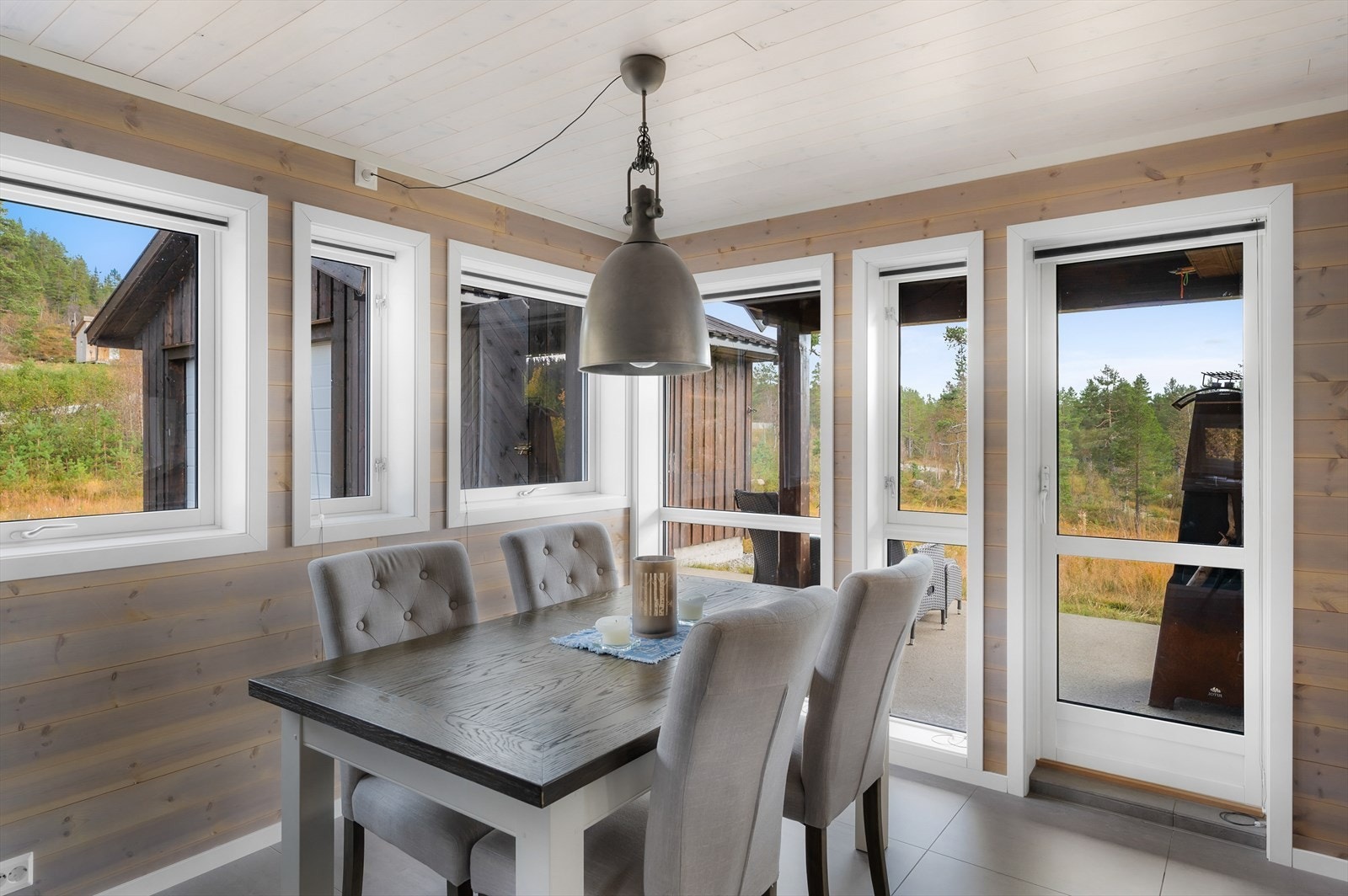 Spisestue med utgang til delvis overbygd uteplass. Galleribilde