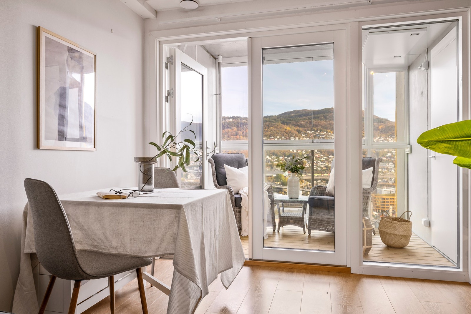 Store vinduer sørger for rikelig med godt lysinnslipp til leiligheten Galleribilde