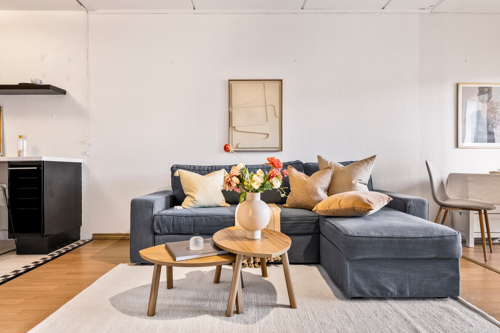 Fargevalget er tidløst og det er laminat på gulv Galleribilde