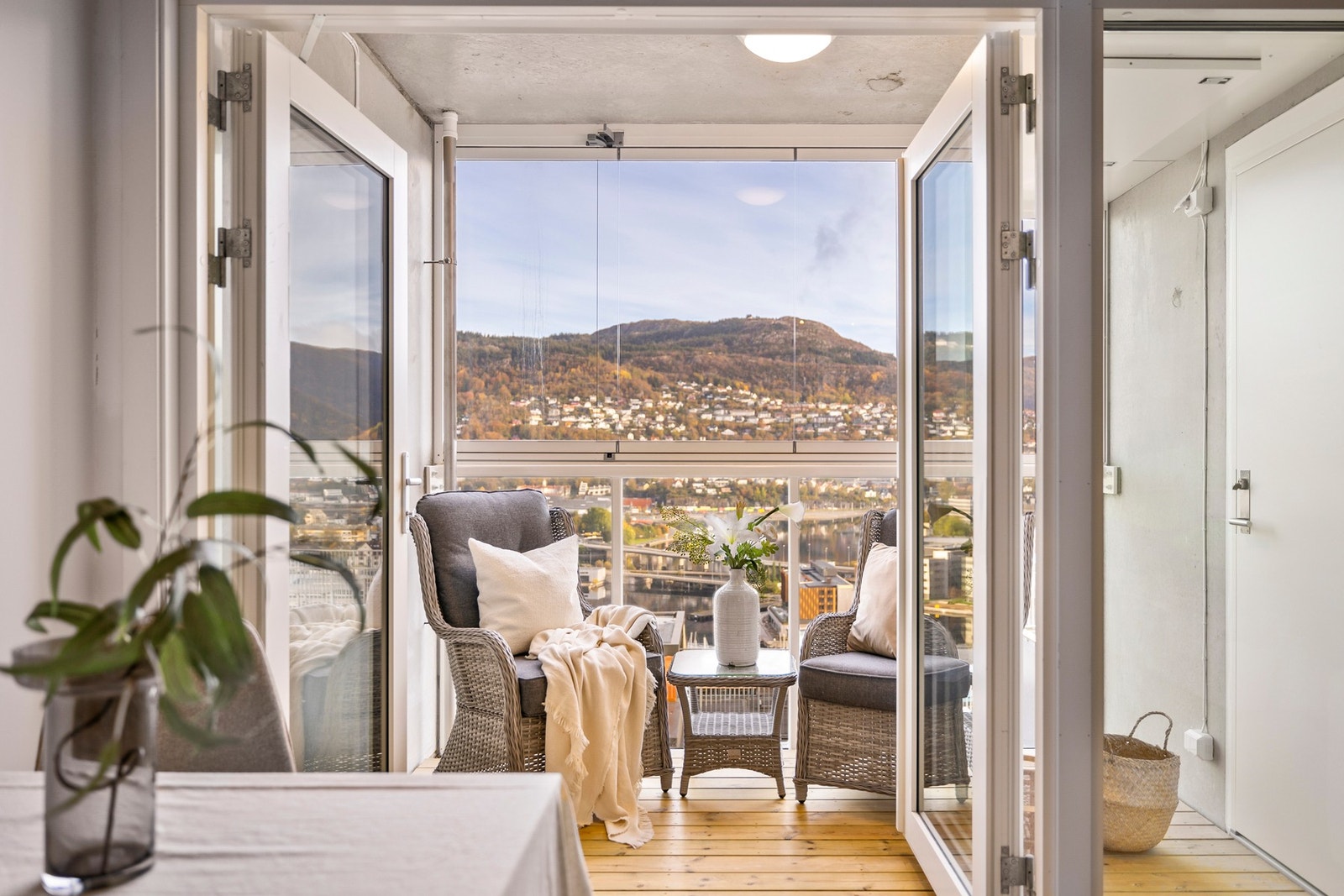 Leiligheten ligger fint til i 5. etasje med innglasset balkong og nydelig utsikt Galleribilde